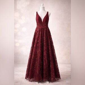 Stunning Coya Collection burgundy/red evening gown in size Small.